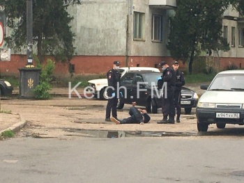 Новости » Криминал и ЧП: На помощь пришла полиция: в Керчи мужчина лег посреди дороги и не хотел вставать