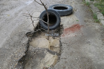 Новости » Криминал и ЧП: На Бодни в Керчи провалился участок дороги