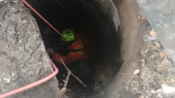 Спасатели доставали женщину, которая упала в глубокую выгребную яму в Крыму