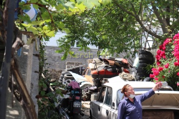 Под Митридатской лестницей в Керчи устроили свалку мусора, аварийных машин и металлолома