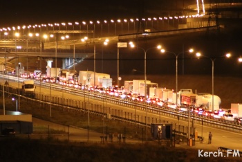 На автоподходах к Крымскому мосту в Керчи десятки автомобилей ждут въезда в Крым (фото, видео)