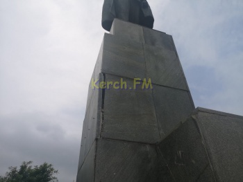 Тут засверлили, там отвалилось: памятник Ленину в Керчи