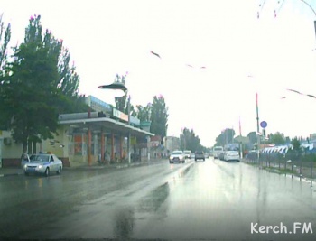 Новости » Криминал и ЧП: Сегодня во время дождя в Керчи произошло ДТП