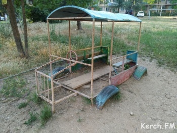 Ты репортер: Страна контрастов: рядом с Комсомольским парком в керченском дворе сломаны все качели
