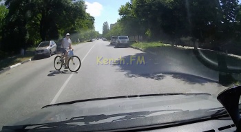 Велосипедист не заметил, а водителю проблема: видео аварии в Керчи