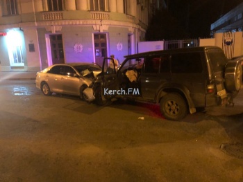 Ночью в Керчи произошло лобовое столкновение «Toyota» и «Mitsubishi»