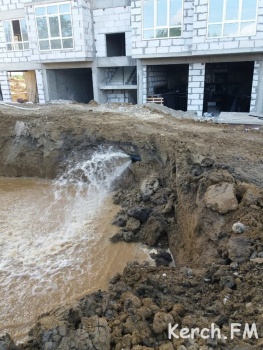 Новости » Коммуналка » Общество: Не угадали: при строительстве дома повредили водовод целого района в Керчи