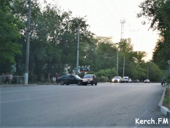 Новости » Криминал и ЧП: На перекрестке 12 Апреля-Войкова в Керчи произошло ДТП