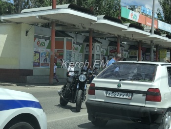 Новости » Криминал и ЧП: Мотоцикл и несколько авто столкнулись в Керчи