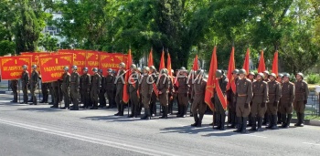 Новости » Общество: Генеральная репетиция военного парада прошла в Керчи (фото, видео)