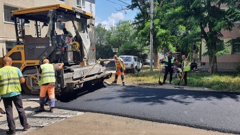 Новости » Общество: «ВАД» начал ремонтировать  дороги  в поселке Ленино