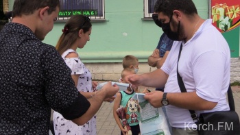 Новости » Общество: Термометрии не было, масок не хватило: так подготовились к параду в Керчи