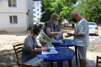 Керчане во дворах начали голосовать по поправкам в Конституцию