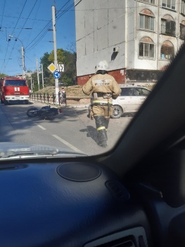 Утром в Керчи на Горького в аварии пострадал мотоциклист