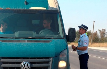 Новости » Общество: В Керчи сотрудники ГАИ проверили более 80 автобусов на дорогах