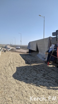 Из-за перевернувшейся фуры с щебнем на Крымском мосту  «встали» десятки грузовиков (видео)