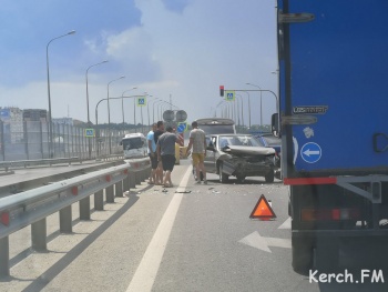На путепроводе по ШГС в Керчи водитель не справился с управлением и влетел в отбойник
