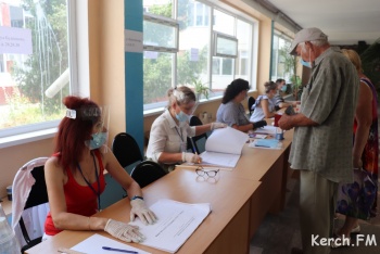 Новости » Общество: Явка в Керчи на участках для голосования такая же, как на выборах президента РФ