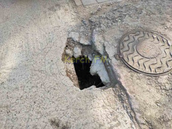 Ты репортер: В Керчи на Майском переулке дорога проваливается в канализационную шахту