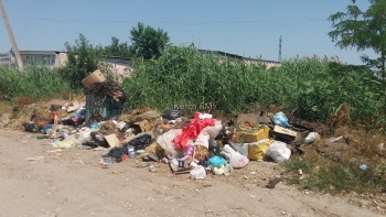 В Керчи улица завалена мусором из-за нехватки контейнеров