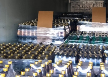 Две фуры с 30 тоннами нелегального пива задержали при въезде на Крымский мост