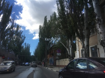 На Шлагбаумской в Керчи установили дорожный знак «Работает эвакуатор»