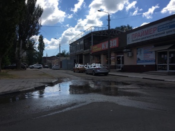 Новости » Коммуналка: В Керчи на Шлагбаумской произошел порыв водовода