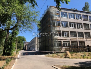 В Керчи начали ремонтировать фасады корпусов Керченского политеха
