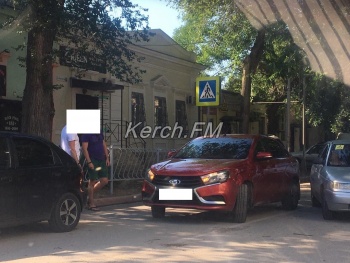 «Lada» догнала «Daewoo» на ул. Курсантов в Керчи