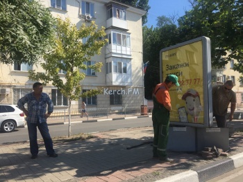 Новости » Общество: На Пирогова коммунальщики демонтировали сити-лайты