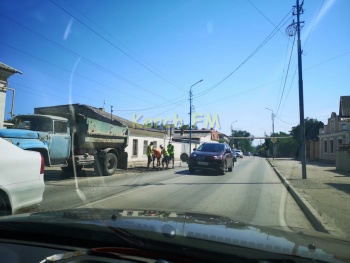 Новости » Общество: На Чкалова в Керчи затруднено движение машин