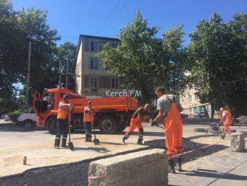 В Керчи заасфальтировали яму на Горького