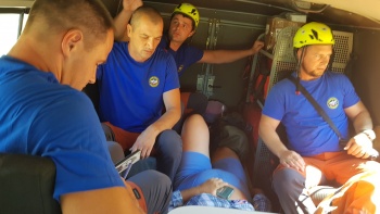 Новости » Криминал и ЧП: Под Феодосией спасли женщину в горах, которая повредила ногу