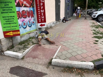 Бесчеловечно или брезгливо: в центре Керчи несколько часов на тротуаре лежали два парня