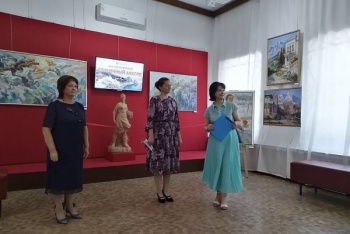 Новости » Общество: Анастасия  Калюжная открыла персональную выставку  в Картинной галерее