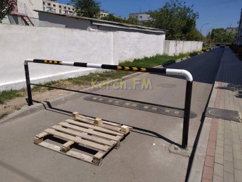 Захотели-сделали:  жители ул.Мирошника в Керчи  перегородили дворовые дороги