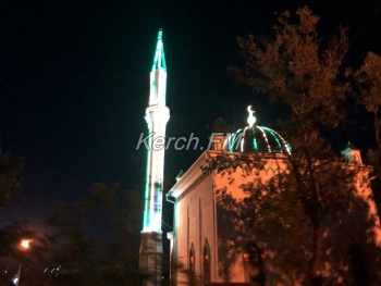 У керченской мусульманской мечети появилась подсветка