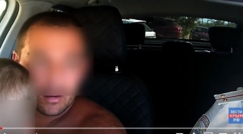 Новости » Криминал и ЧП: Появилось видео пьяного водителя, который ездил по Керчи с ребенком в машине