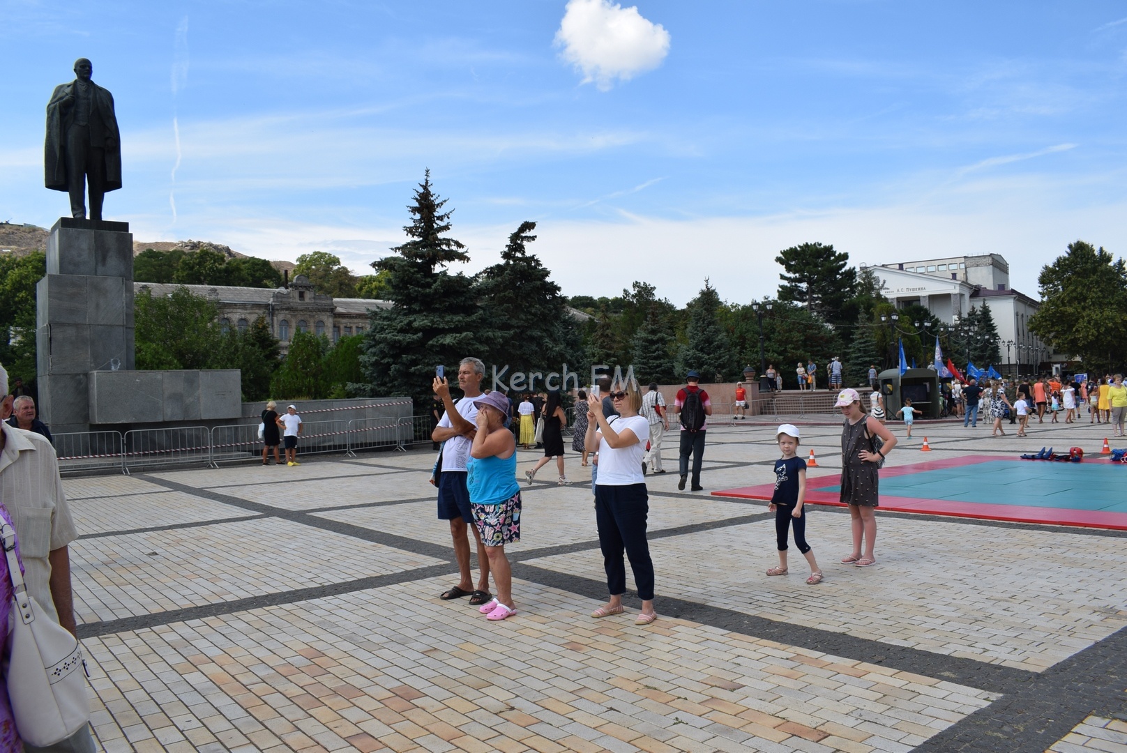 Керчь новости самое. Керчь площадь Ленина. Керчь Центральная площадь. Город Керчь площадь Ленина. Площадь Ленина Керчь 2005.