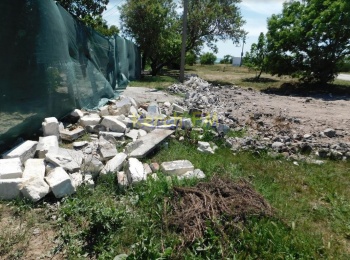 Ты репортер: Керчане возмущены поведением соседа, который высыпал строительный мусор за забор