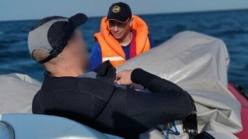Рыбака от берега на лодке унесло на 3 км в море в Крыму