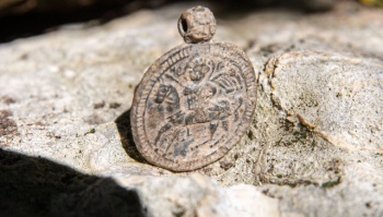 Новости » Общество: Уникальный средневековый медальон нашли в Крыму при раскопках
