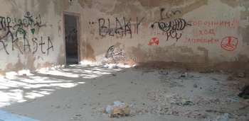 Заброшенный детский сад в Аршинцево превратился в свалку и притон