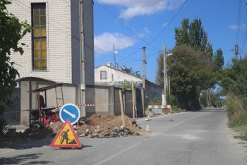 Новости » Общество: По Фрунзе разрыли часть дороги