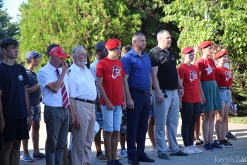 Новости » Общество: В Керчи торжественно встретили участников яхтенного похода