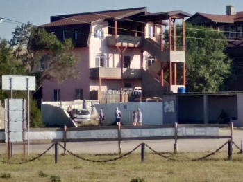 В Героевском машина снесла забор частного дома