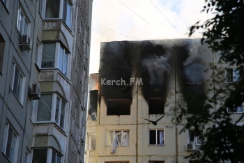 В Керчи горит квартира в многоэтажном доме (видео) (обновляется)