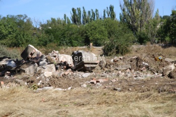 Новости » Общество: В Керчи частично демонтировали забор у стадиона Металлург