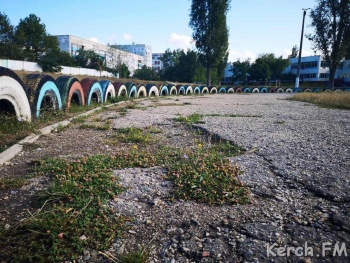 Новости » Общество: Обещанного три года ждут: школьные стадионы ремонтировать в этом году не будут