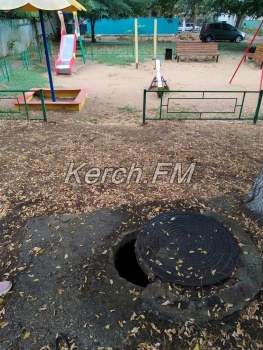 У детской площадки в Керчи находится открытый люк